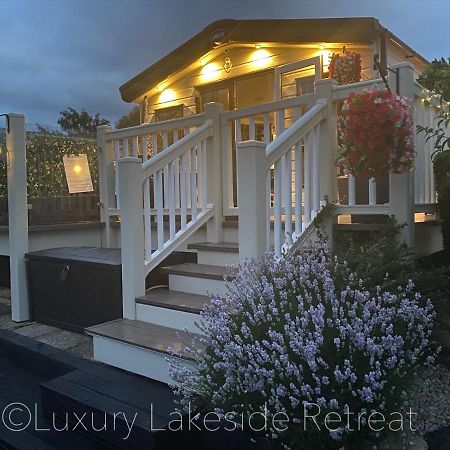 Lakeside Retreat With Hot Tub & Fishing Peg At Tattershall Lakes Country Park Hotel Buitenkant foto