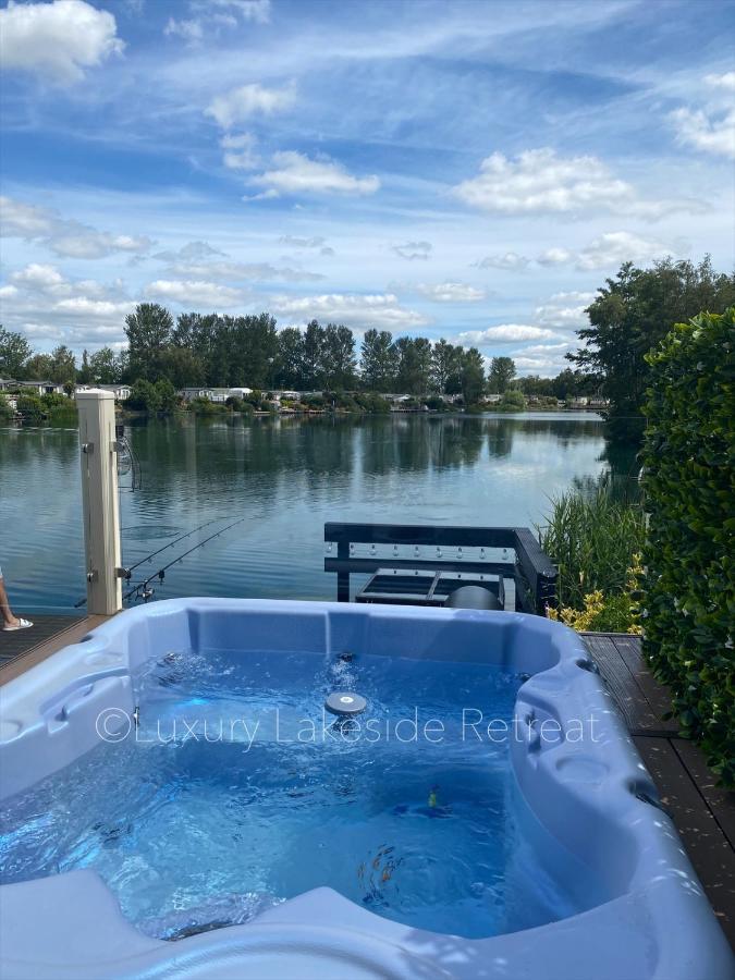 Lakeside Retreat With Hot Tub & Fishing Peg At Tattershall Lakes Country Park Hotel Buitenkant foto