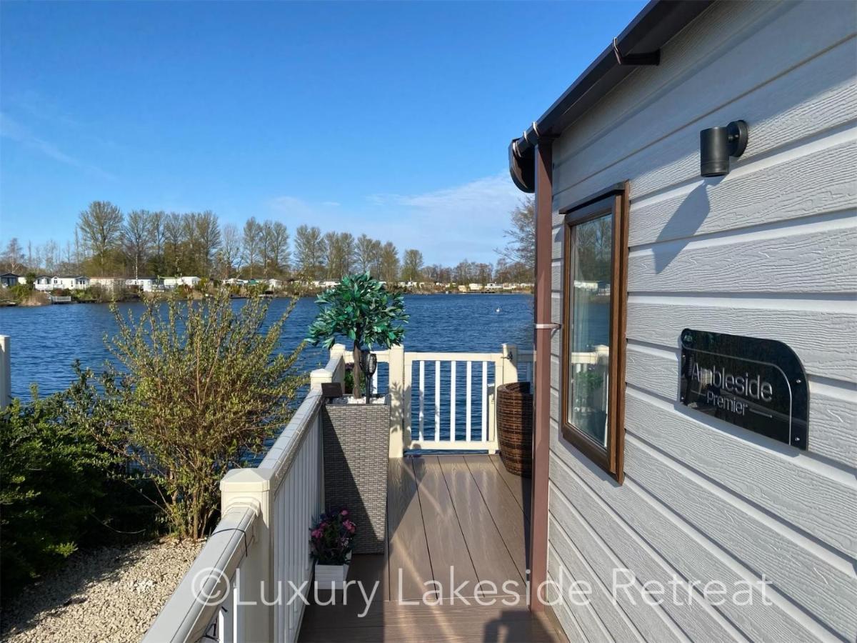 Lakeside Retreat With Hot Tub & Fishing Peg At Tattershall Lakes Country Park Hotel Buitenkant foto